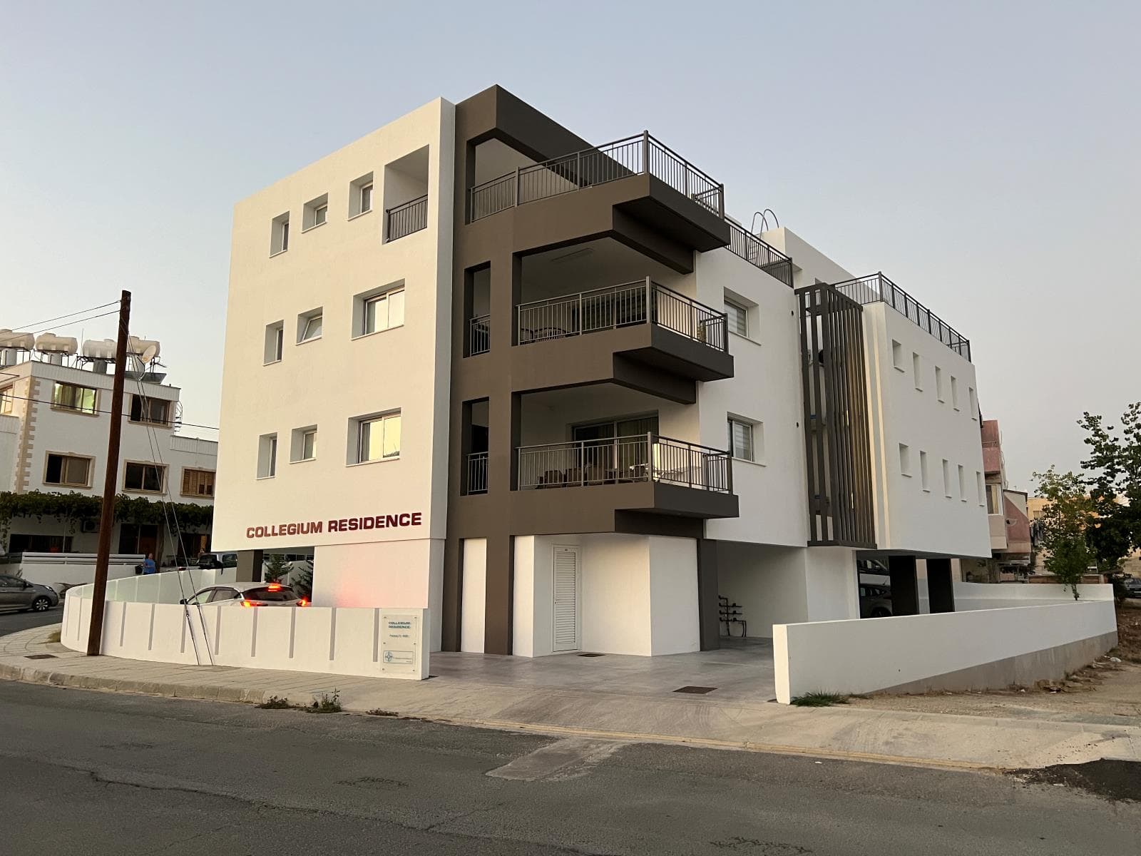 Six Apartments, Anavargos